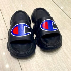 Barley used, size 9 “Champion Mens Meloso Squish SL”.